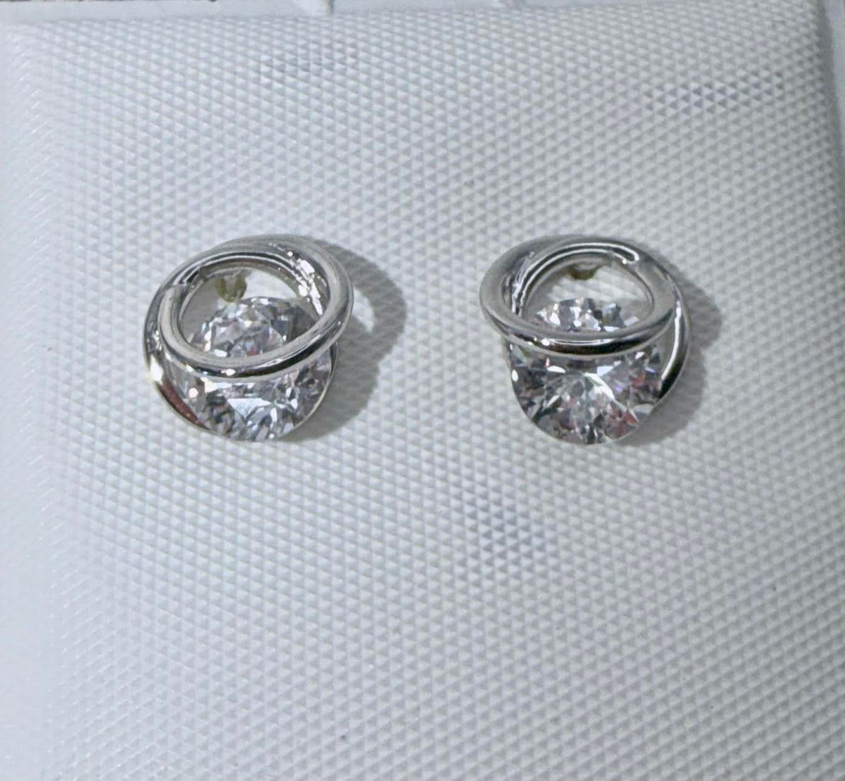 White gold laminated studs earrings