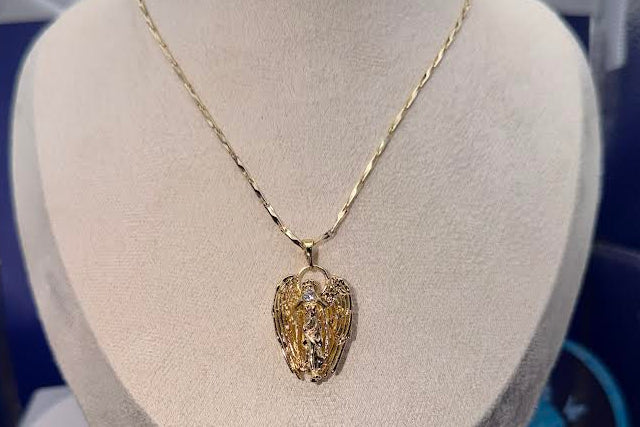 Angel pendant necklace