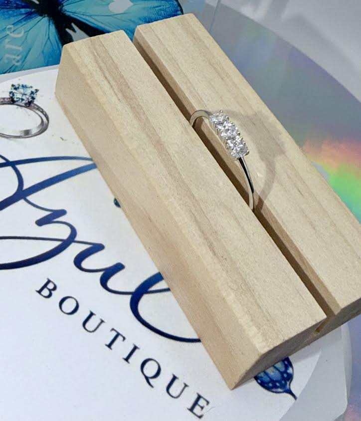 Silver 925 ring with clear stones
