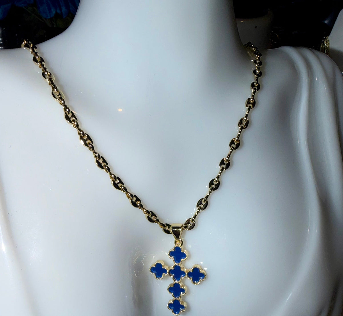 ROYAL BLUE CLOVER SHAPED CROSS PENDANT NECKLACE