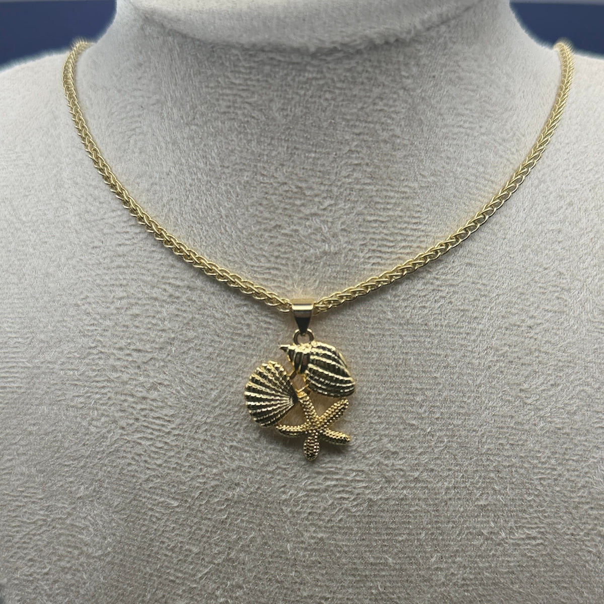 SEASHELLS PENDANT NECKLACE